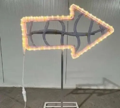2D LED světelná šipka, 62 × 99 × 36 cm, 230 V, 6,8 W, 2,4 kg, stojící