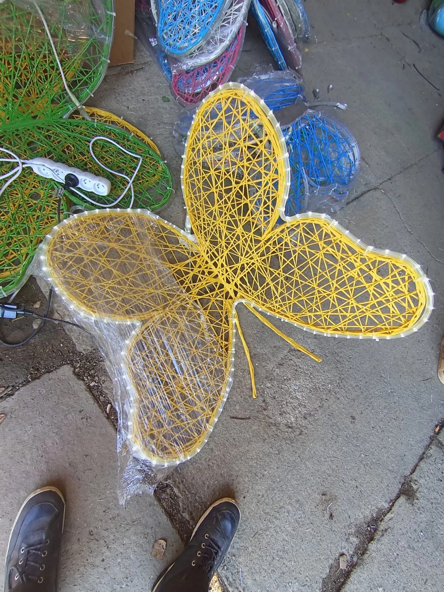 Fiberglassový motýl světelný, 80cm - žlutý