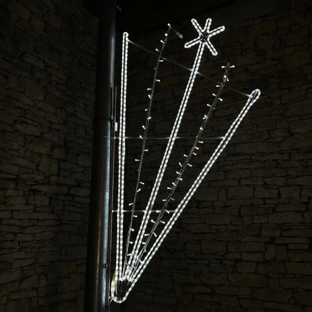 Rozpryskiwacz z motywem świetlnym LED i wężem gwieździstym, 215 x 110 cm