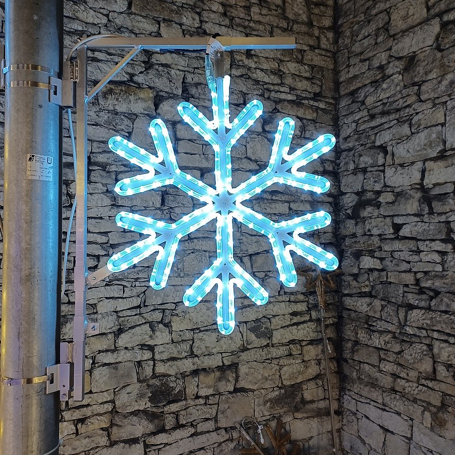Easy Fix 2D LED flood light VII, Ø 66 cm, zimna biel z lampą błyskową, zestaw oświetlenia publicznego, aluminium
