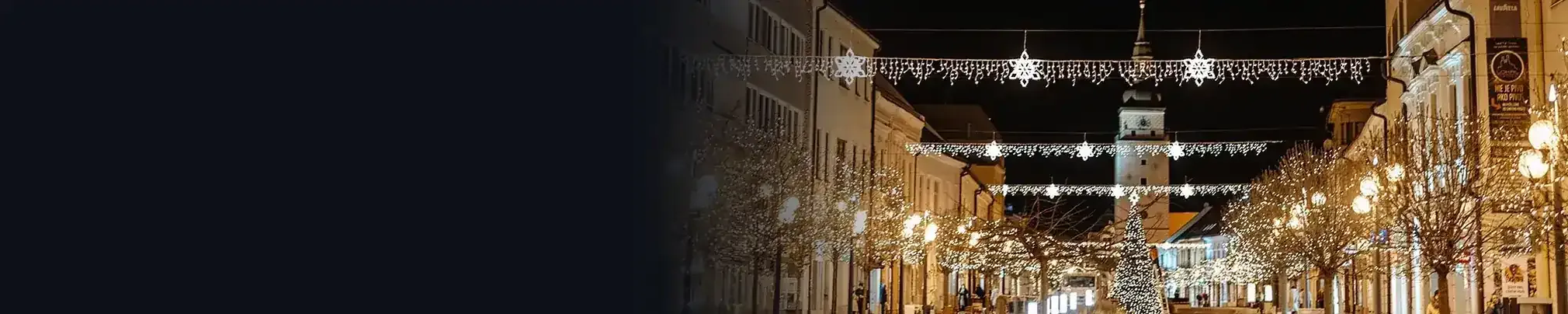 Nocna ulica ze świąteczną iluminacją nad ulicą i na słupach
