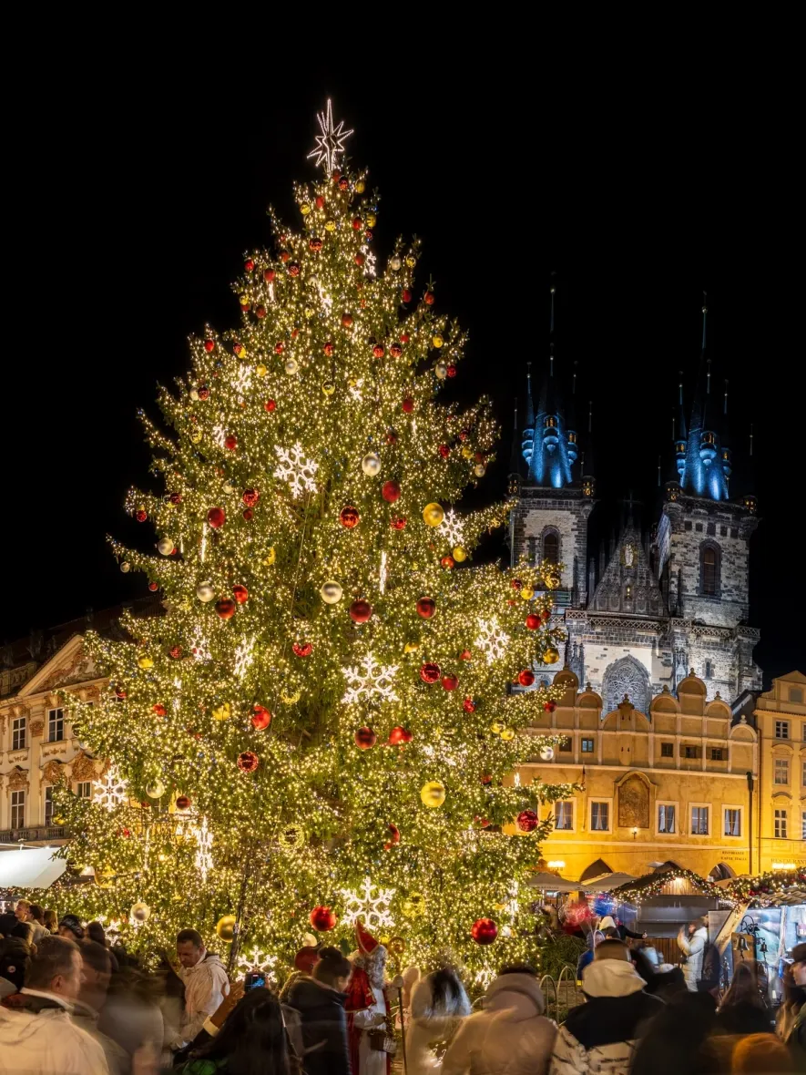 Choinka na Rynku Staromiejskim w Pradze z czubkiem, łańcuchami i płatkami śniegu DECOLED