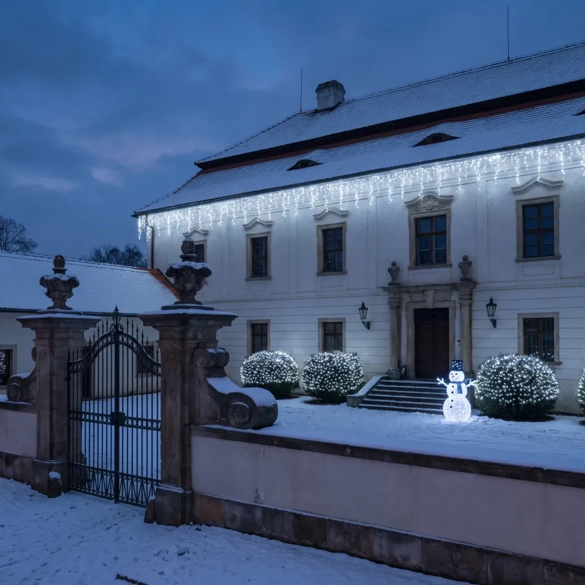 Zestaw świąteczny dla hoteli „Lodowa fasada”, 9× sople o długości 3 m, 3× łańcuch o długości 20 m, trójwymiarowy bałwan LED o wysokości 107 cm, kolor lodowa biel