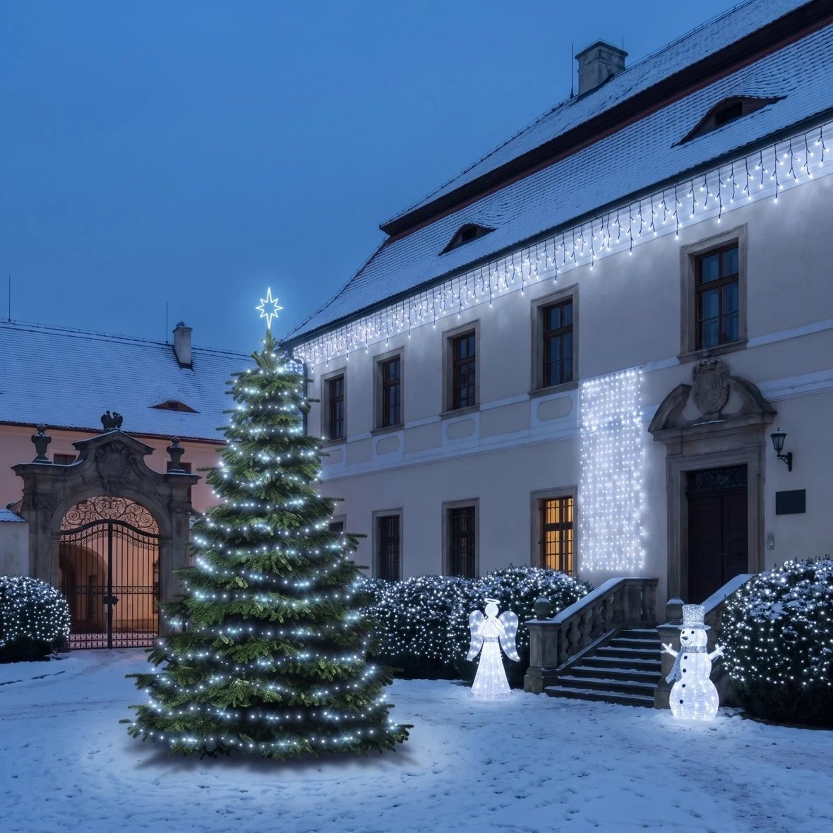 Zestaw świąteczny dla hoteli „Ledový resort”, choinka 6–8 m „Flash”, 15 szt. sopli 3 m, 9 szt. łańcuchów 20 m, anioł 3D LED 122 cm, bałwan 3D LED 107 cm, kolor lodowo-biały